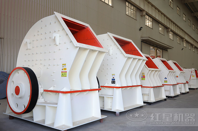 PCZ重錘式破碎機(jī)進(jìn)料口大，石料可一次破碎成型