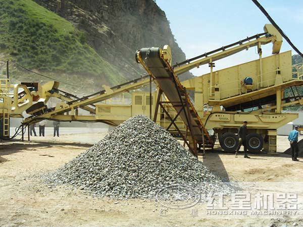 露天采石中的車載碎石機(jī)