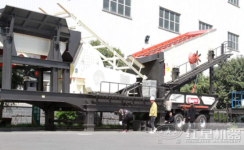用戶來廠參觀流動磕石機(jī)及詢價