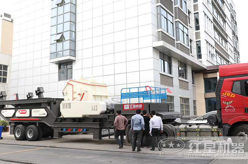 山西用戶訂購(gòu)的移動(dòng)破碎機(jī)裝車發(fā)貨